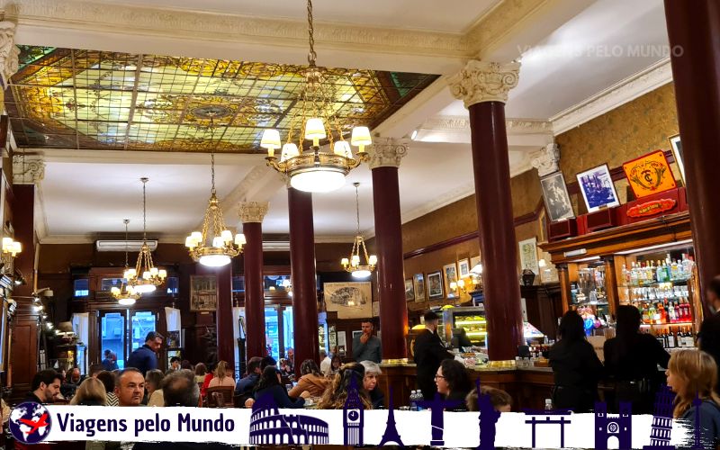Dentro do Café Tortoni em Buenos Aires