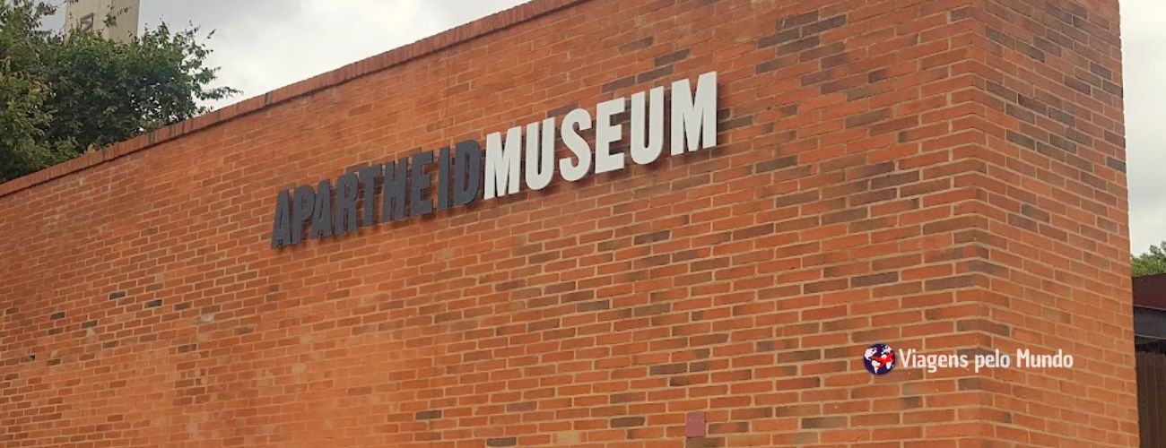 Entrada do Museu do Apartheid em Joanesburgo