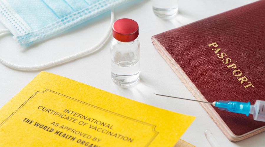 Certificado internacional de vacina de Febre Amarela e passaporte em cima de uma mesa