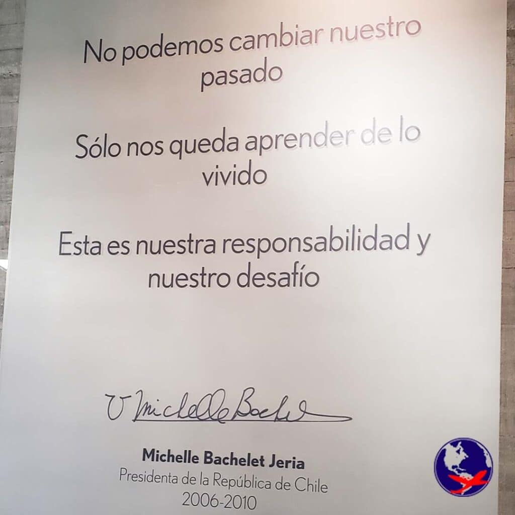 Foto de Michele Bachelet na entrada do Museu da Memória e dos direitos humanos