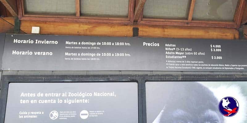 Placa de horário de funcionamento e  valor de entrada do zoológico de santiago.