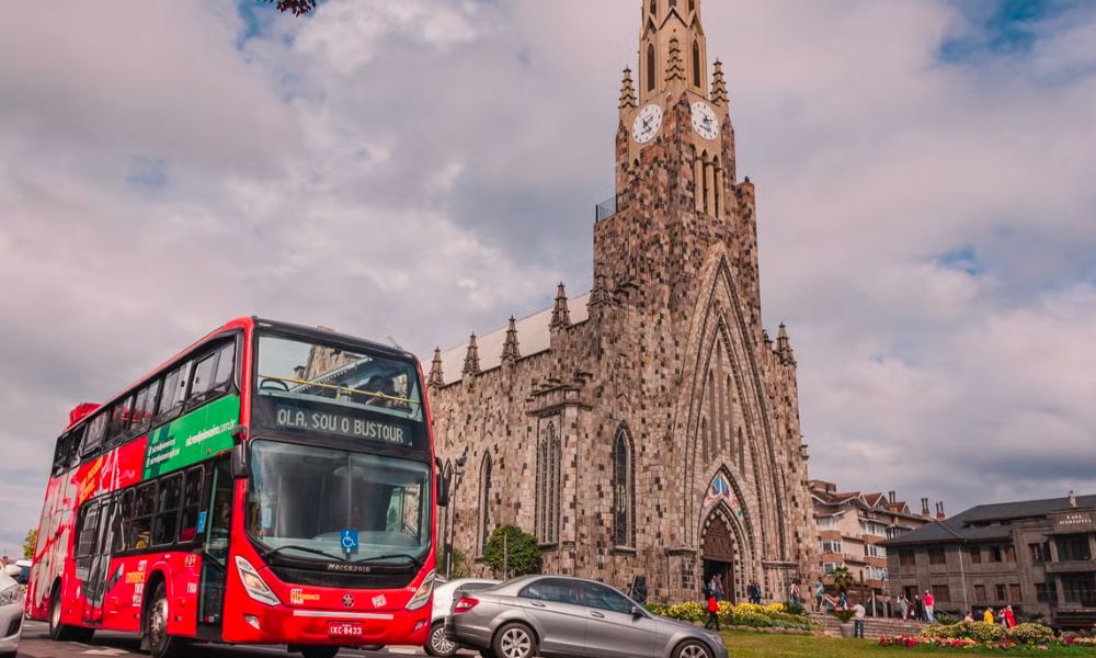 ônibus de turismo passando pro Gramado e Canela