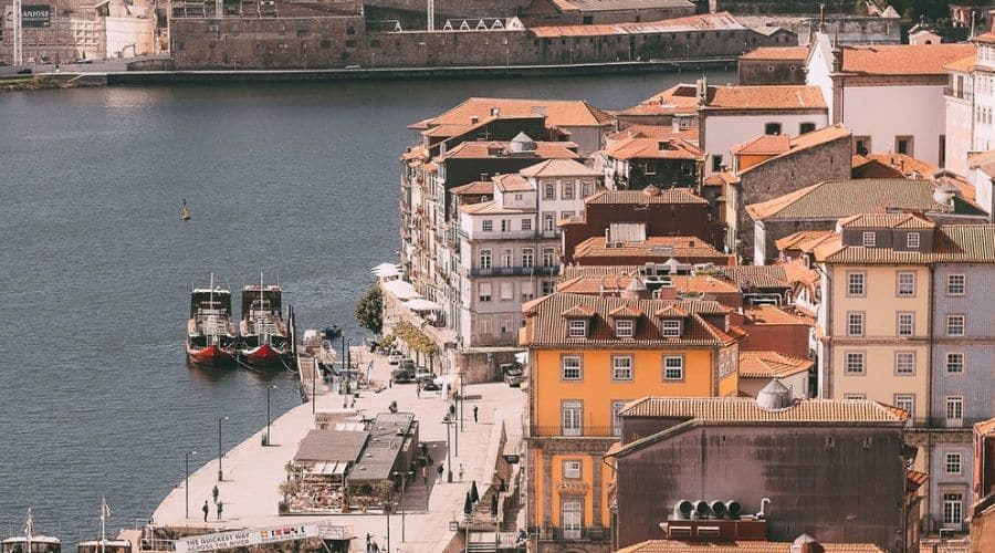 Vista aérea da Vila Nova de Gaia com o Rio Douro na margem e a Vinícolas, comércios e restaurantes em frente ao rio