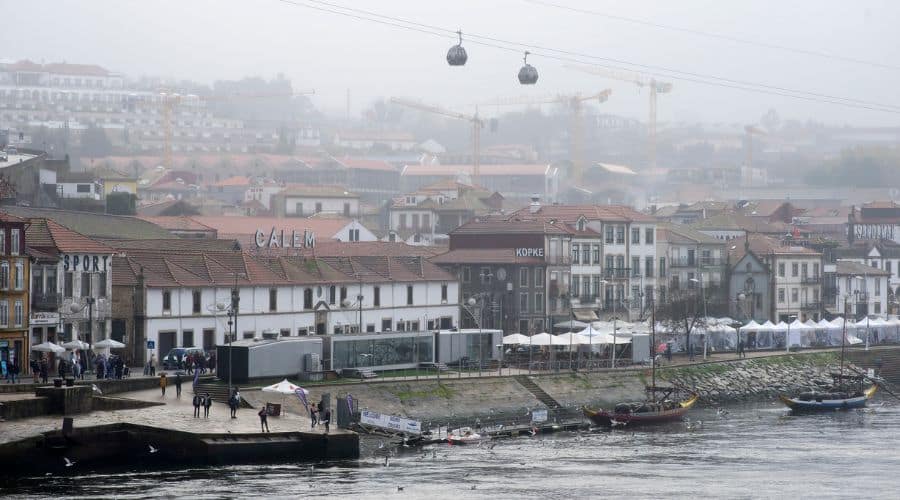Vila Nova de Gaia em Porto, com destaque entre diversas casas, comércios e caves a Calém, uma das principais da região às margens do Rio Douro
