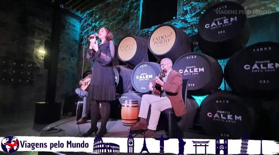 Show de Fado na Vinícola Calém. 2 músicos tocando o Fado e 1 cantora se apresentando durante a degustação