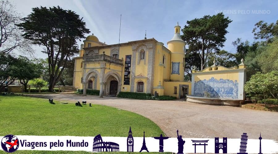Museu Condes de Castro Guimarães. Casa antiga de cor amarela com um jardim na sua frente.