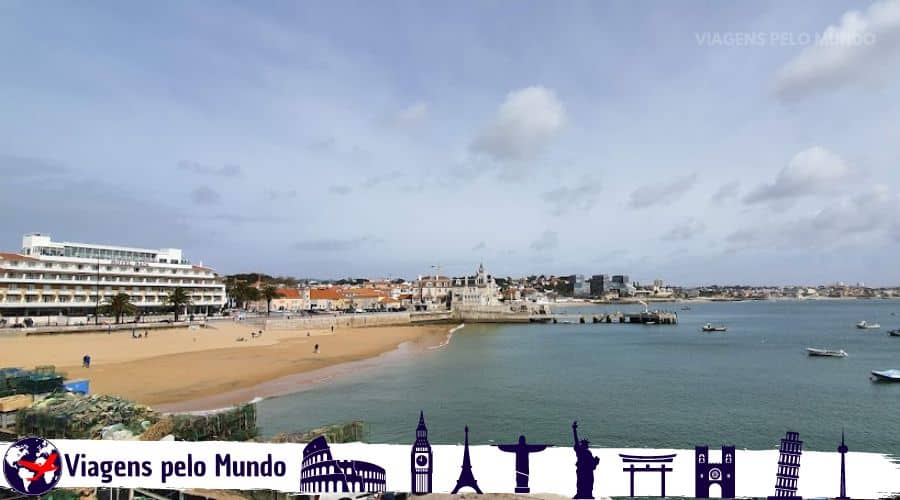 Praia da Ribeira. Vista da faixa de areia o mar e os hotéis e o um palácio antigo no canto da praia