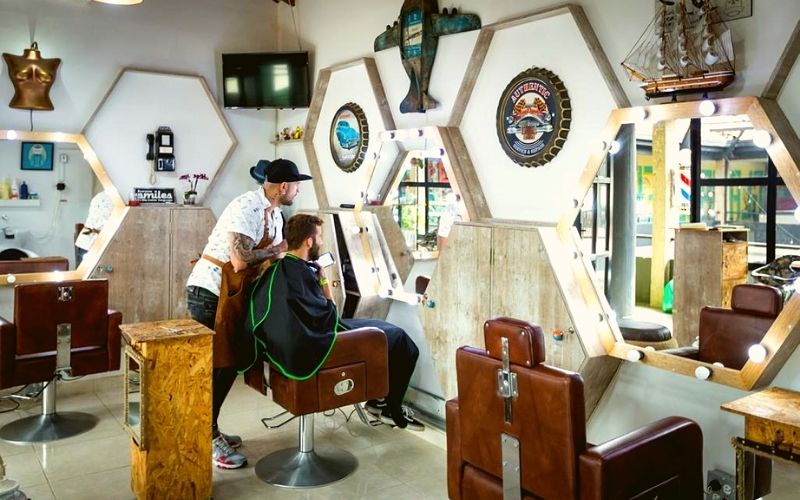 Cadeiras da barbearia do Hostel Selina em Medelín
