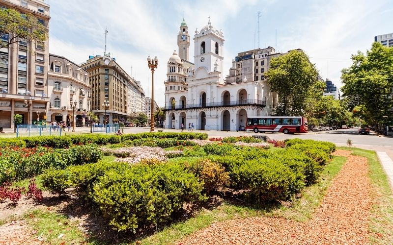 Praça com o Cabildo Nacional ao fundo em Buenos Aires