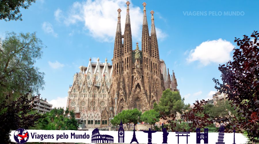 Vista de longe da Igreja Sagrada Família em Barcelona.