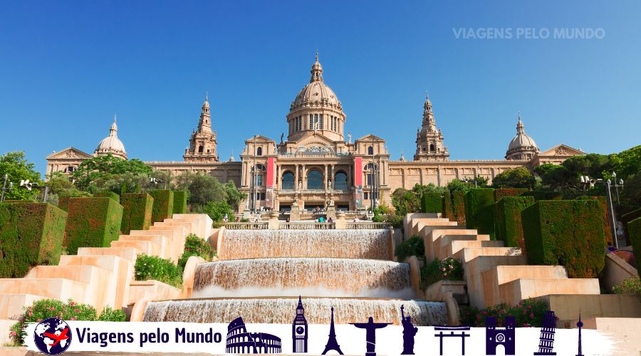 Museu de Arte da Catalunha no alto e cachoeira artificial na sua frente.