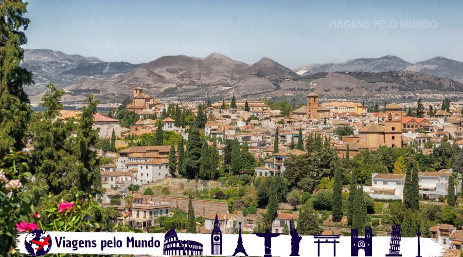 Granada vista do alto com construções antigas e árvores combinando com o cenário.