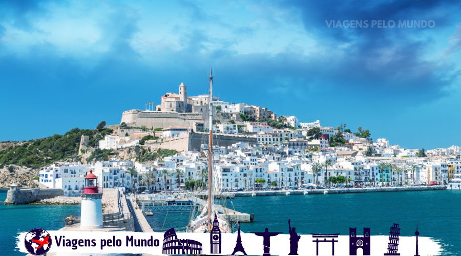 Vista da marina o centro histórico de Ibiza