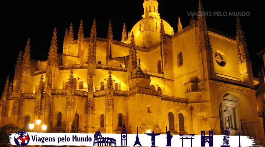 Igreja iluminada durante à noite em Segóvia