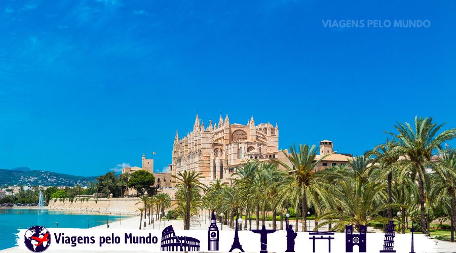 Parc de la mar em Palma de Mallorca. Caminho cheios de coqueiros com um lago de água salgada.