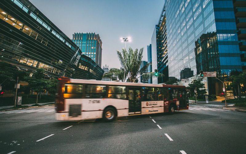 Ônibus de São Paulo passando por uma avenida