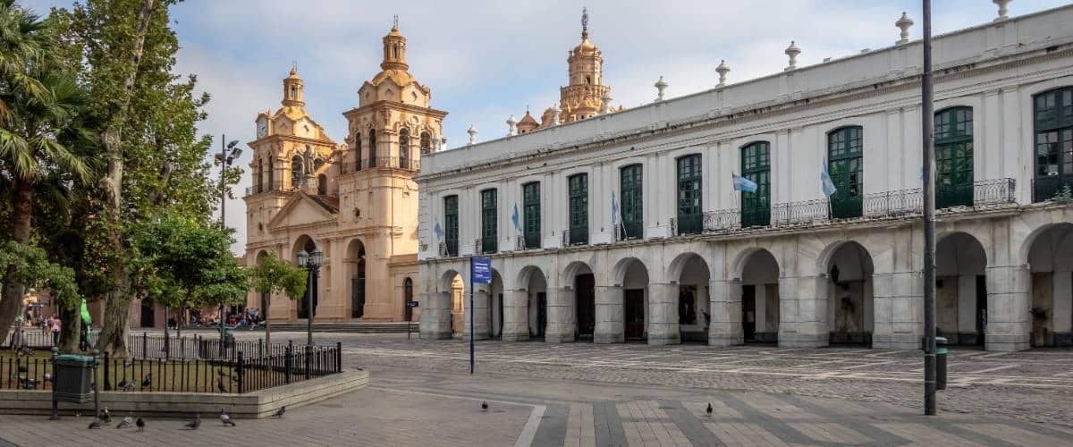 Plaza de San Martin em Córdoba na Argentina, ao fundo o Cabildo de Córdoba e a Catedral de Córdoba: Nossa Senhora de Assunção