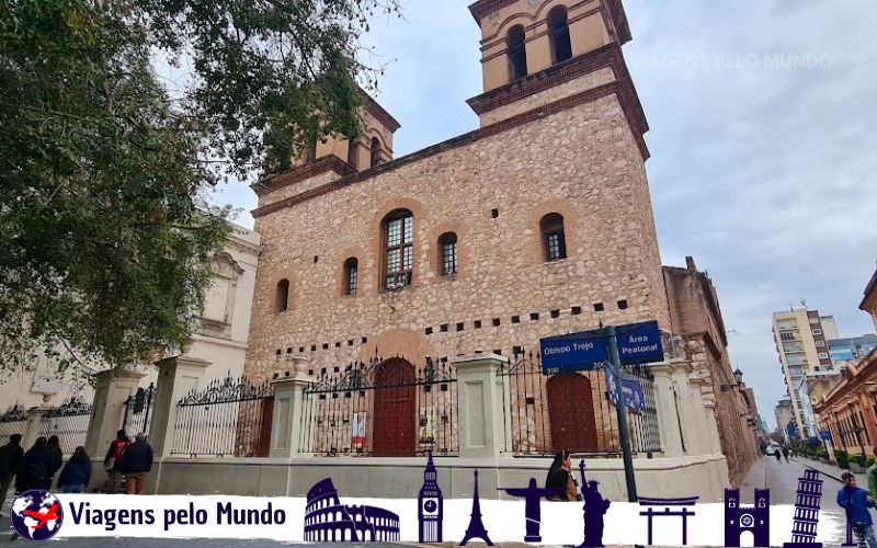 Frente da Igreja Companhia de Jesus no centro histórico de Córdoba, a frente tem pedras que foram colocadas uma em cima da outra formando a igreja