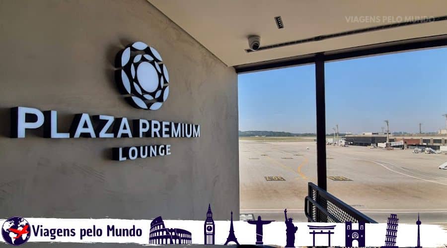 Banner da entrada da Sala Vip com o nome Plaza Premium Lounge. Vista completa da pista do Aeroporto de Guarulhos.