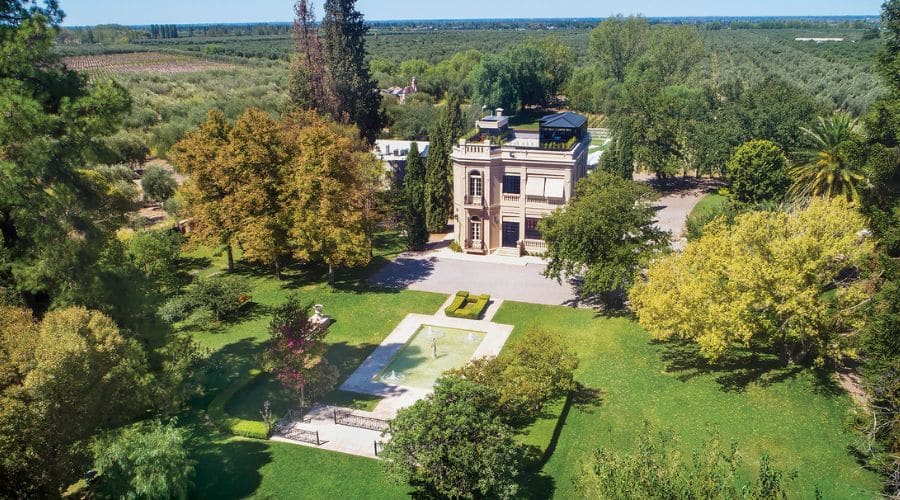 Vinícola Luigi Bosca: Casa grande cercada de um belo jardim com vinhedos no entorno