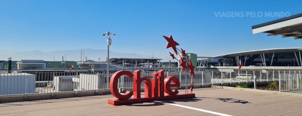 Como sair do Aeroporto de Santiago. Placa turística com o nome Chile na saída do Aeroporto