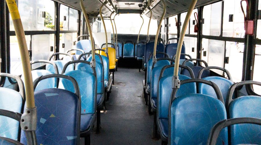 Transporte público para sair do Aeroporto de Santiago. Cadeira do ônibus comum de uso do dia a dia da população