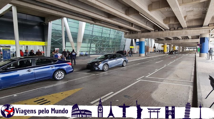 Táxis privados estacionados na faixa exclusiva deles no desembarque do Aeroporto de Santiago