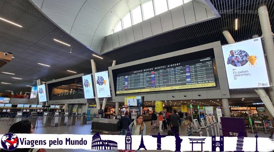 Painel de voos de chegada e partidas no Aeroporto de Santiago