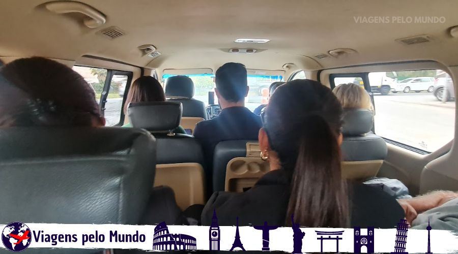 Transfer compartilhado do Aeroporto de Santiago. Pessoas sentadas em uma van que segue para o centro de Santiago