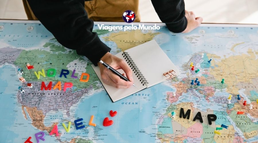 Consultoria de viagem personalizada. Mapa mundi aberto com um caderno em branco para iniciar o planejamento da viagem