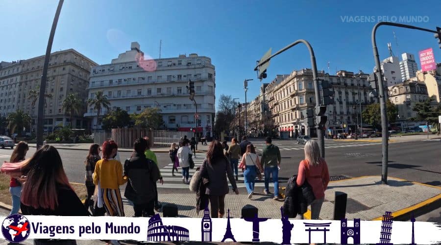 Caminhando com a guia pelas ruas de Buenos Aires