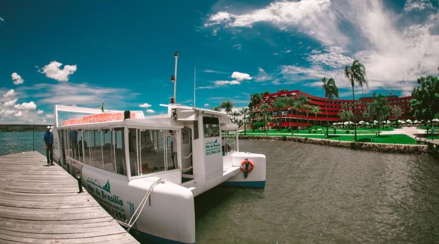 Tour de Catamarã pelo lago Paranoá. Barco ancorado no pier em Brasília