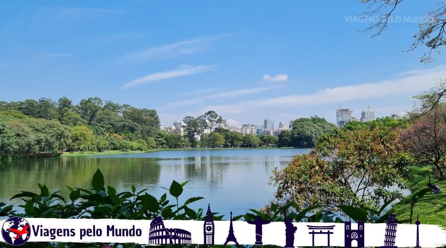 Vista da lagoa do parque do Ibirapuera e os prédios da cidade ao fundo