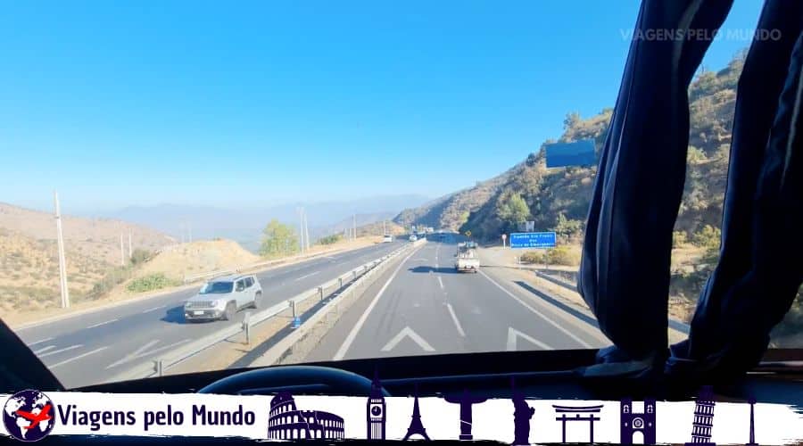 Como ir de Santiago para Valparaiso. Foto com vista da estrada entre Santiago e Valparaíso a partir do interior de um ônibus.