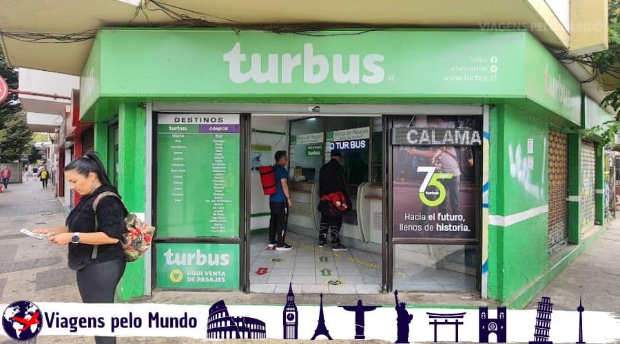 Fachada verde da loja Turbus em Viña del Mar com pessoas comprando passagens.