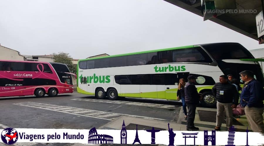 Ônibus da Turbus estacionado no terminal em Viña del Mar para voltar para Santiago do chile.