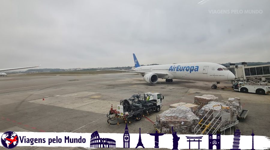 Avião da Air Europa estacionado no Aeroporto de Guarulhos.