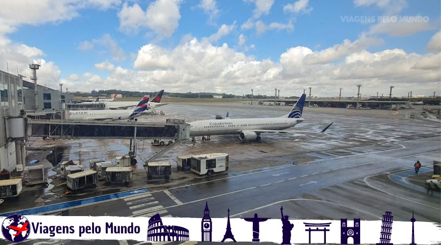 Aviões estacionados no Aeroporto de Guarulhos.