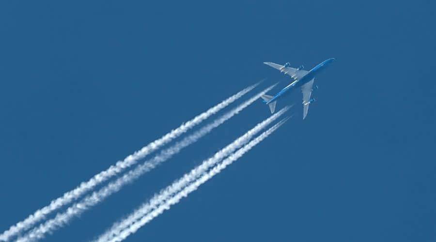 Avião voando em altitude de cruzeiro em um céu limpo