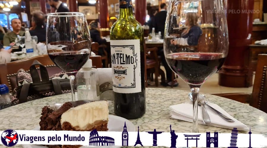 Café Tortoni em Buenos Aires. Garrafa de Vinho com duas taças e um torta de alfajor