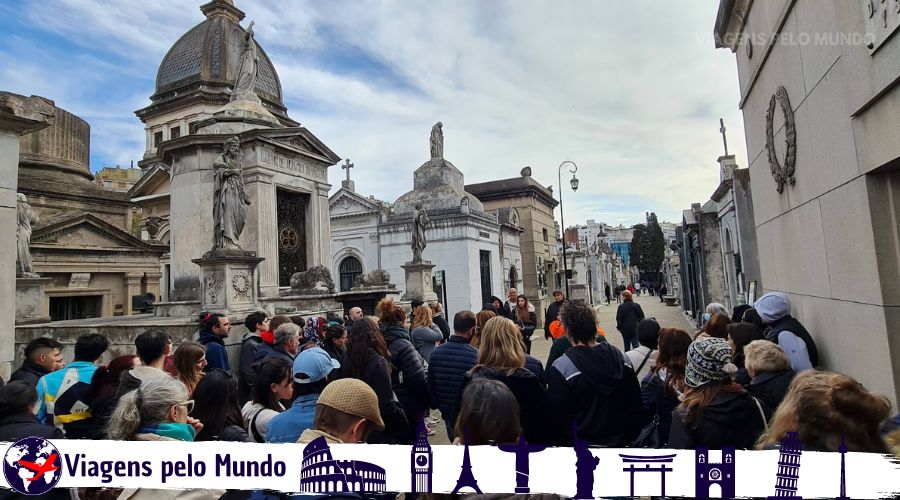 Guia levando os turistas para conhecer os túmulos mais famosos do Cemitério da Recoleta