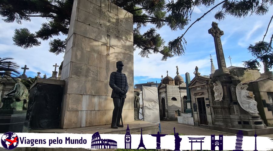 Estátua de um soldado no Cemitério da Recoleta