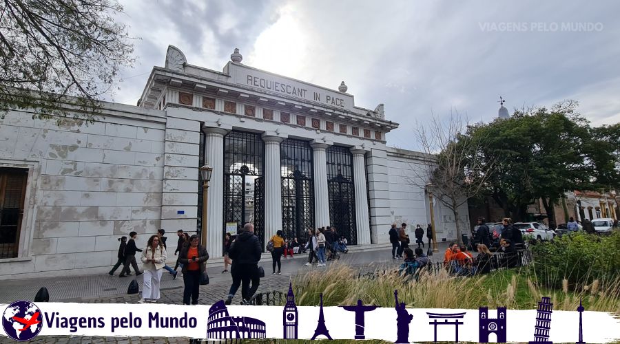 Entrada do Cemitério da Recoleta com a mensagem: Descanse em Paz