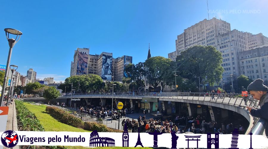 Pessoas sentadas nas cadeiras do shopping ao céu aberto 