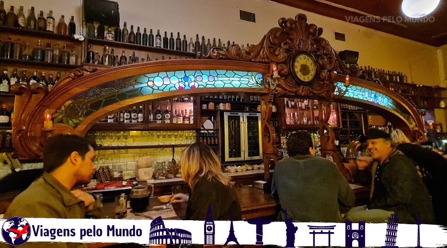 Balcão do bar El Federal, um dos mais antigos da cidade