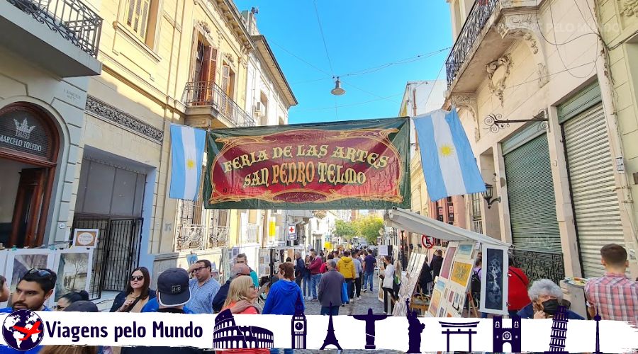 Rua com a faixa apresentando a Feria de Las Artes San Pedro Telmo