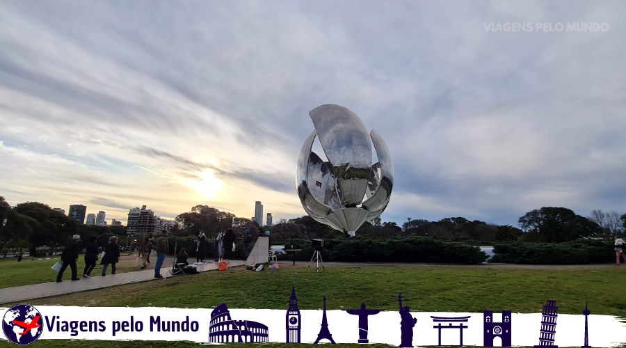 Floralis Genérica com o sol ao fundo