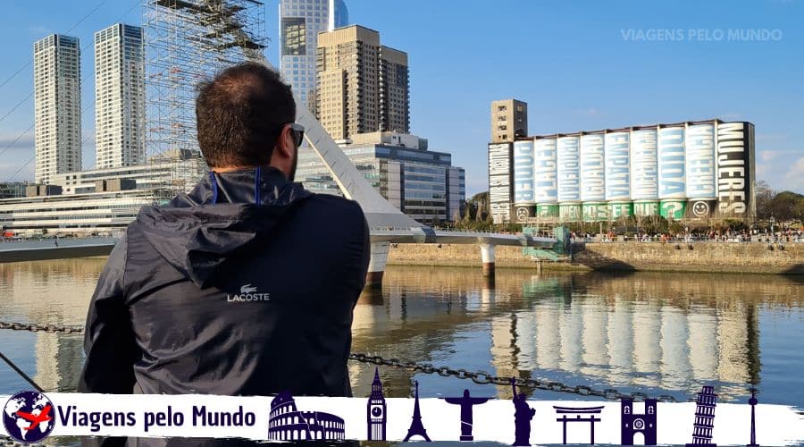 Homem de costa para câmera olhando para o bairro de Puerto Madero