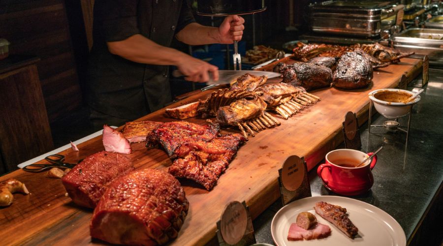 Chef cortando um corte de carne argentino