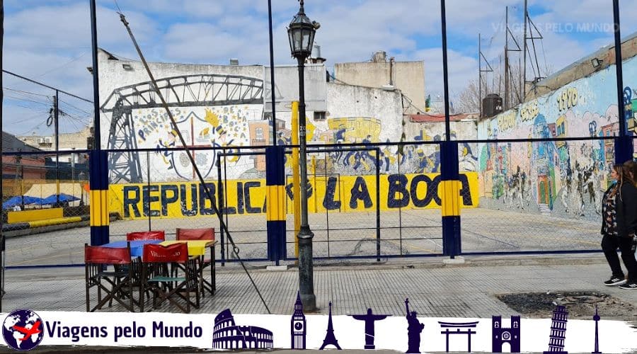 Bairro La Boca. Quadra de futebol com uma parede pintada escrito "República de La Boca"